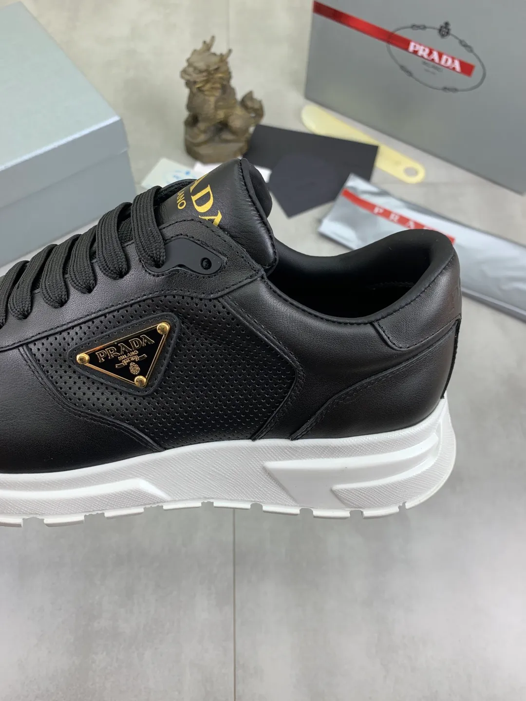Men's shoes 💰P520 new (higher version) new PRADA (Prada) classic models are on the market at the same time, new men's shoes, 😘fabrics are selected from original imported calfskin. First layer of imported cowhide lining. The original version is awesome! 👍🏿Original open-molded non-slip PU outsole, with exquisite lines, simple and elegant, super comfortable and classy on foot, suitable for leisure travel. Code number: 38-45 (46 customized) 2️⃣ colors available